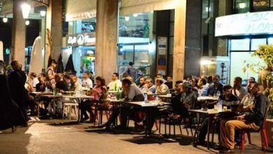 صورة أرباب المقاهي والمطاعم يترقبون قرار الحكومة بخصوص “الاغلاق الليلي”