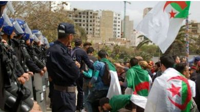 صورة الطلبة يخرجون مجددا إلى الشوارع في الجزائر للمطالبة بالتغيير الجذري