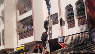 صورة تدخل بطولي.. شاب يتسلق الجدران لإنقاذ طفل حاصرته النيران ببنسليمان