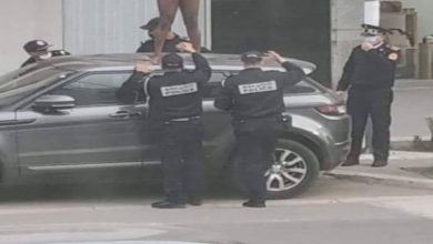 صورة “سيت أنفو” يكشف هوية شخص ظهر عاريا فوق سيارة في الدار البيضاء