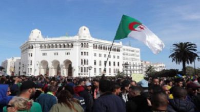 صورة مئات الطلبة يخرجون في مسيرة بالجزائر العاصمة للمطالبة بتغيير جذري للنظام
