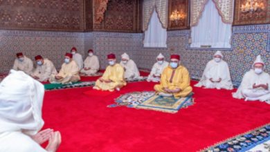 صورة أمير المؤمنين الملك محمد السادس يؤدي صلاة عيد الفطر المبارك