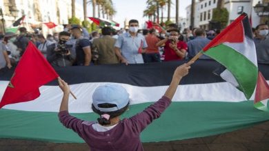 صورة احتجاج مغربي أمام البرلمان تضامنا مع الشعب الفلسطيني