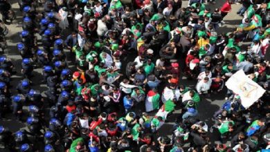 صورة الجزائريون يتحدون القمع ويخرجون في مسيرات الجمعة 117 للحراك الاحتجاجي الشعبي