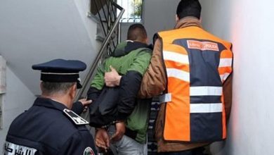 صورة الشرطة توقف مطلوبا للعدالة وتحجز مئات الأقراص المخدرة في القنيطرة