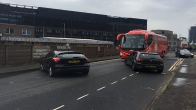 صورة جماهير مانشستر يونايتد تعترض حافلة ليفربول وتفرغ الإطارات- فيديو