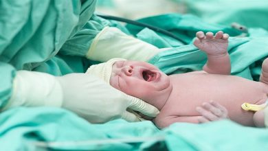 صورة سيدة تنجب 9 مواليد بالبيضاء.. الطبيب المشرف على عملية الولادة يكشف تفاصيل دقيقة 