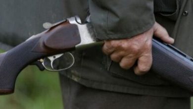 صورة شخص هائج يطلق النار من بندقية صيد وسط أكادير