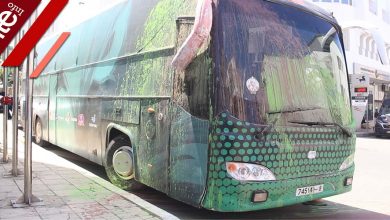 صورة كُسور وطلاء يشوهها.. حافلة الرجاء بعد تعرضها لهجوم من محسوبين على أنصاء الجيش الملكي