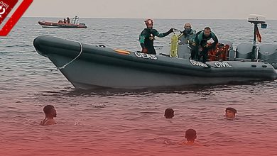 صورة مشهد مؤثر.. سلطات إسبانيا تنقذ مهاجرا من الغرق- فيديو