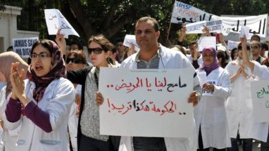صورة الأطباء “ضحايا” الانتقالات الموقوفة التنفيذ يواصلون الاحتجاج بفاس