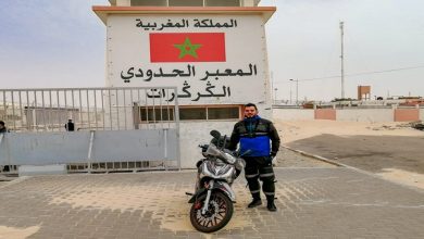 صورة في ظرف 5 أيام.. شاب مغربي يصل إلى معبر الكركرات بواسطة دراجته النارية