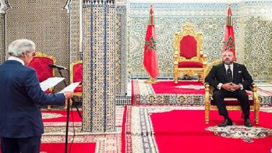 صورة  الملك يستقبل والي بنك المغرب
