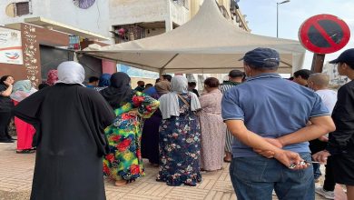 صورة بالصور.. مواطنون يحتجون أمام مركز للتلقيح في البيضاء بعد إغلاقه