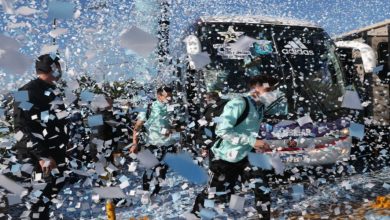 صورة بالمئات..أرجنتينيون يستقبلون بعثة المنتخب الأرجنتين ويلاحقون الحافلة بالدراجات- فيديو