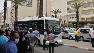 صورة سائقو “الطاكسيات” يحتجون على “الحمولة الزائدة” في حافلات مكناس