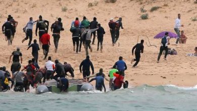 صورة إنقاذ عشرات المهاجرين السريين وسط البحر ضواحي العيون
