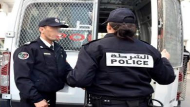 صورة إيقاف فتاتين اعتديتا على شرطي بسبب “الكمامة” في المحمدية