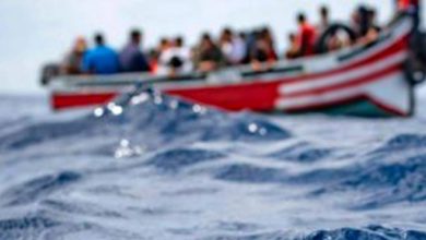 صورة البحرية الملكية تقدم المساعدة لمئات “الحراكة” في عرض البحر