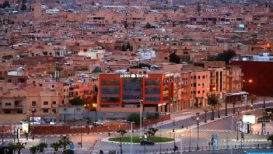 صورة ساكنة مدينة مراكش مجبرة على تغيير عاداتها للتأقلم مع موجة الحر