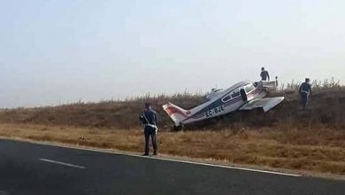 صورة سقوط طائرة خفيفة يثير حالة استنفار بالقصر الكبير
