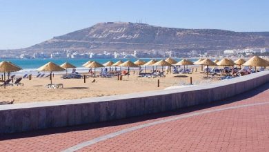 صورة شواطئ أكادير بين الاستمتاع بالعطلة الصيفية والتقيد بإجراءات الوقاية من كورونا