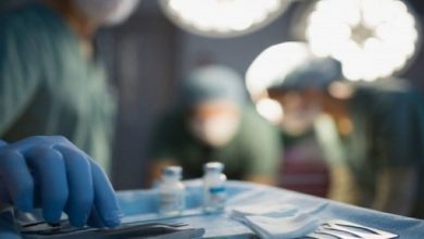 صورة طاقم طبي يزيل ورما من النخاع الشوكي لمريض في ورزازات