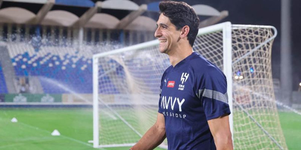 ياسين بونو أساسي في مباراة الهلال والرائد