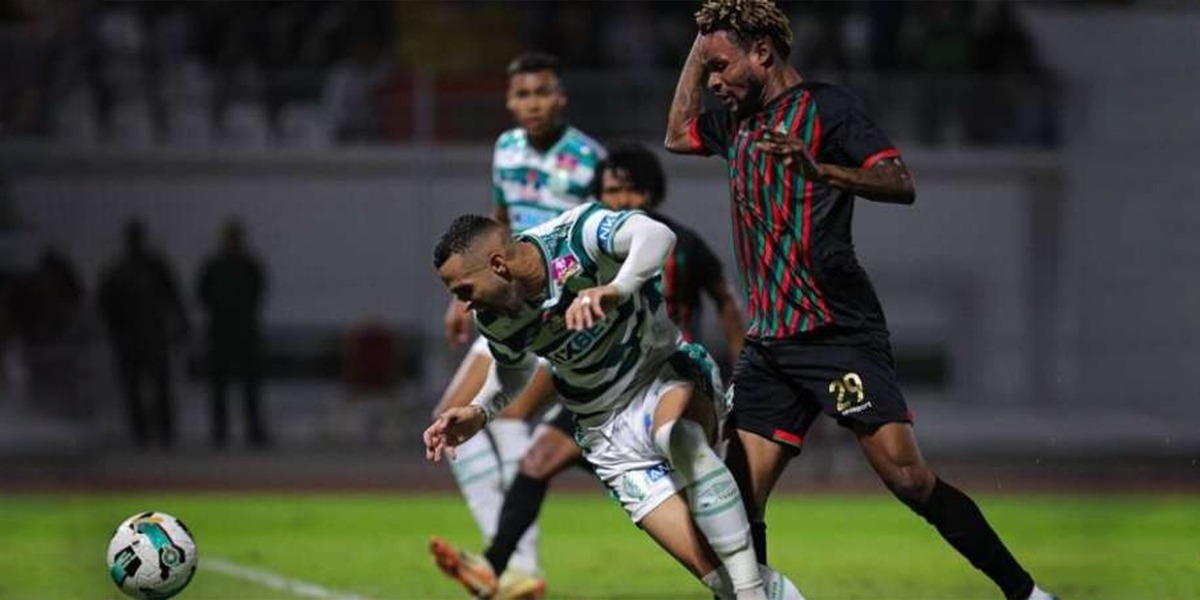 الكاف يتجه لتغيير طاقم تحكيم "كلاسيكو" الرجاء والجيش في دوري الأبطال