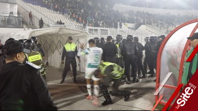 صورة غضب عارم لجمهور الرجاء على اللاعبين بعد التعادل مع اتحاد طنجة- فيديو